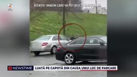 Luată pe capotă din cauza unui loc de parcare
